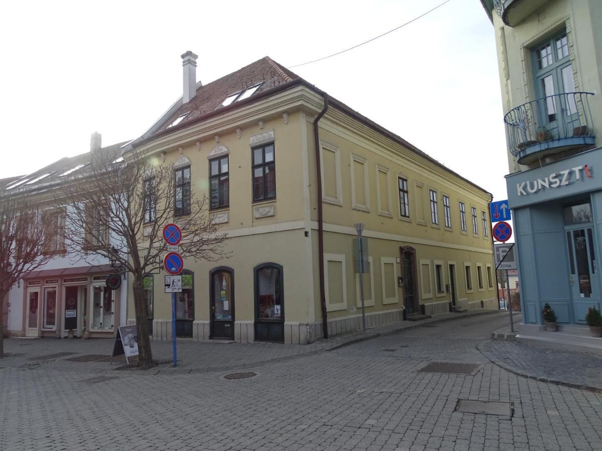 Ovaros Apartman Veszprem Luaran gambar